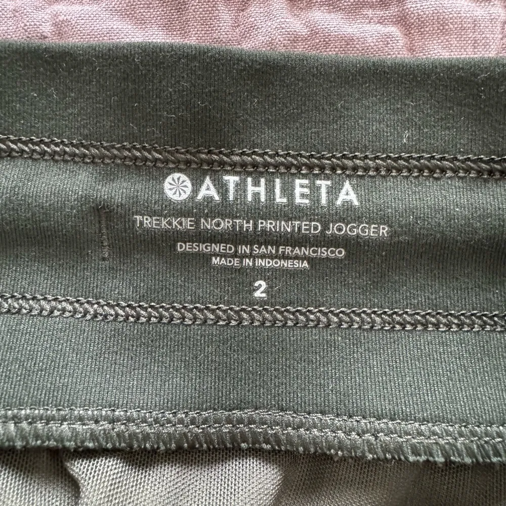 Trekkie North Printed Jogger in Terra Firma Olive - Image 6