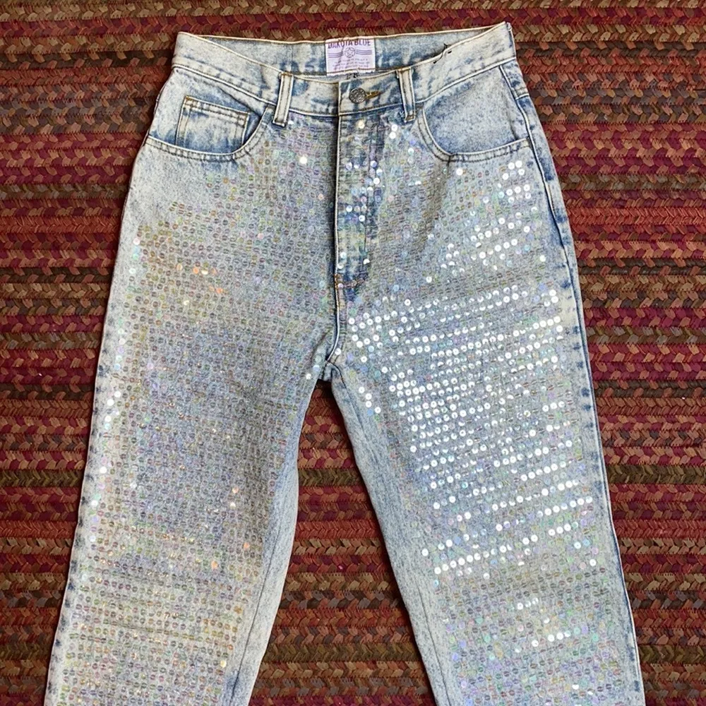 VTG DAKOTA BLUE SEQUIN FRONT ACID WASH MOM FIT SKINNY JEANS Size 26 - Image 6