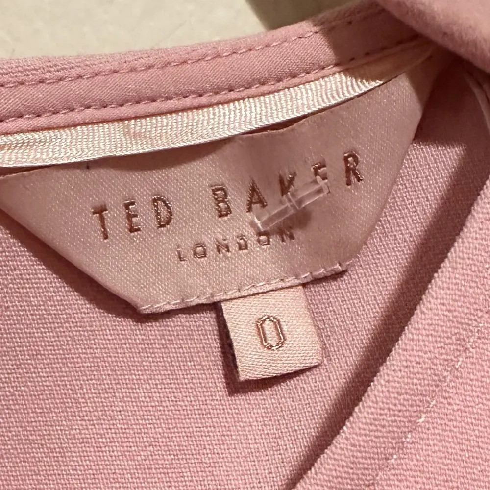 NEW TED BAKER STEFFE PINK RUFFLED COLD OPEN SHOULDER BLOUSE TOP ZIPPERED CUFFS - Image 3