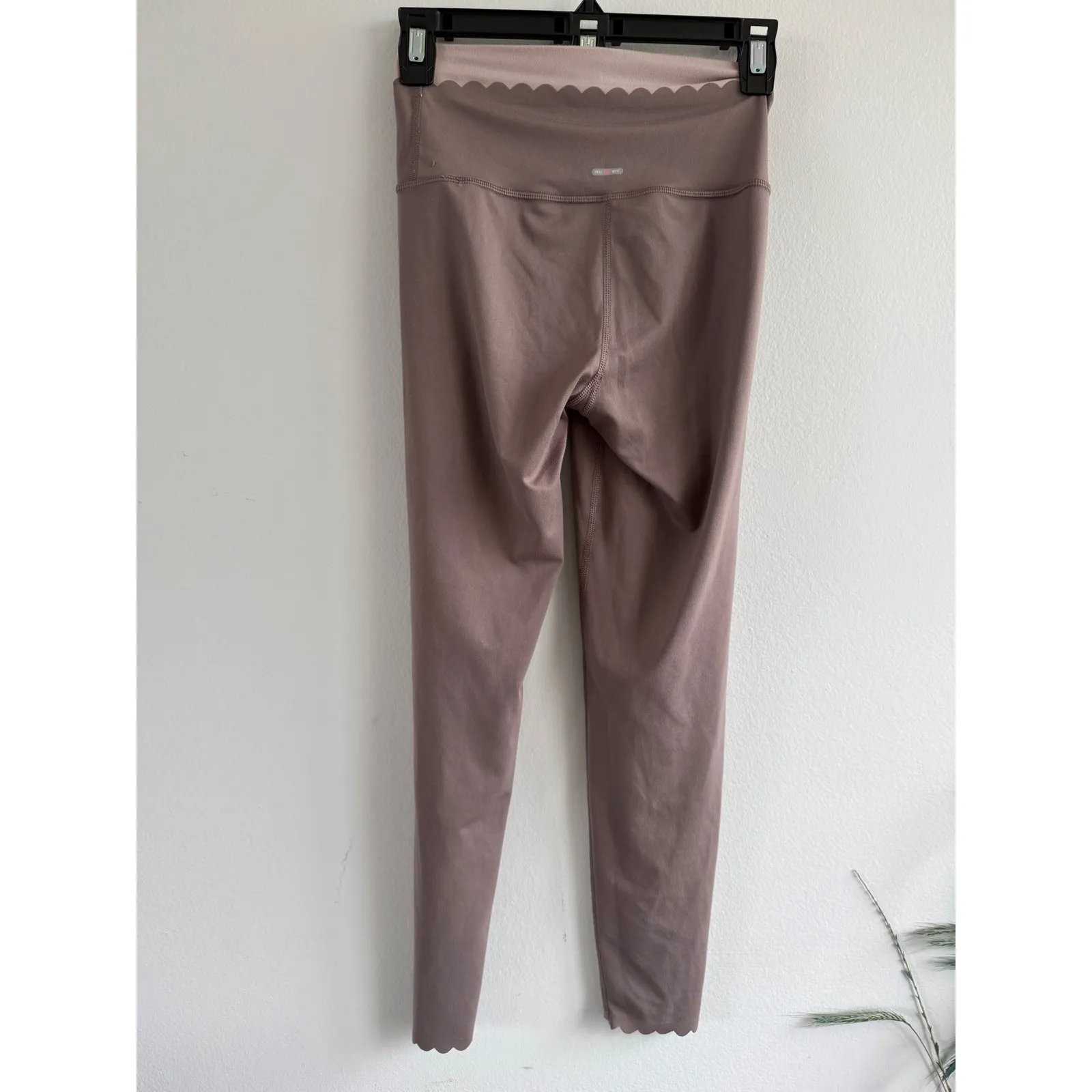 Aerie Offline Real Me High Waisted Leggings Taupe Scalloped Hem Size M - Image 4