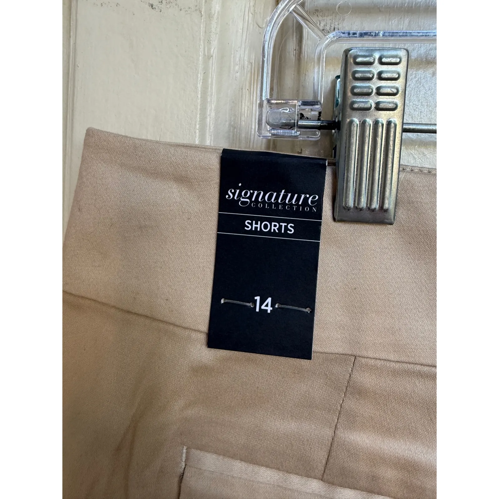 White House Black Market Signature Collection Khaki Button Detail Shorts Size 14 - Image 3