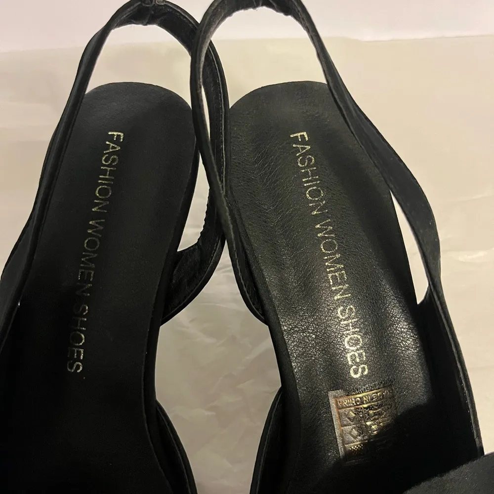 FASHION (38) BLACK SATIN SLING BACK WITH FLOWER ON TOP NWOT Size 7 - Image 4