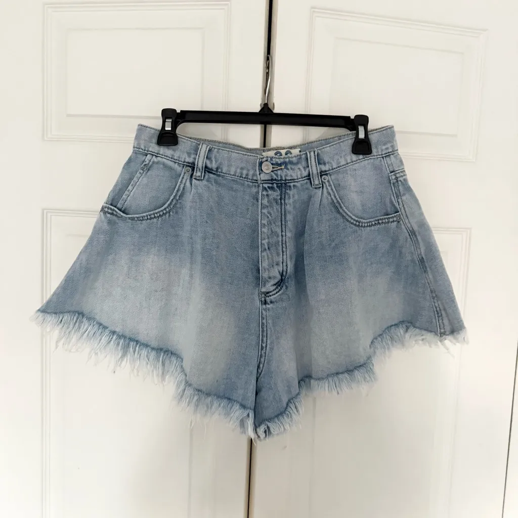Free People Harlie Denim Shortie in Mirage Fray Blue Flared Denim Shorts Size 28 - Image 3
