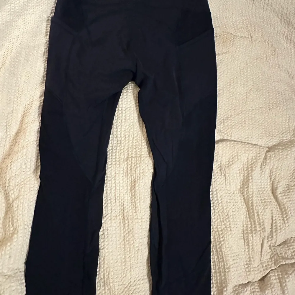 Navy cropped Lulu leggings - Image 2
