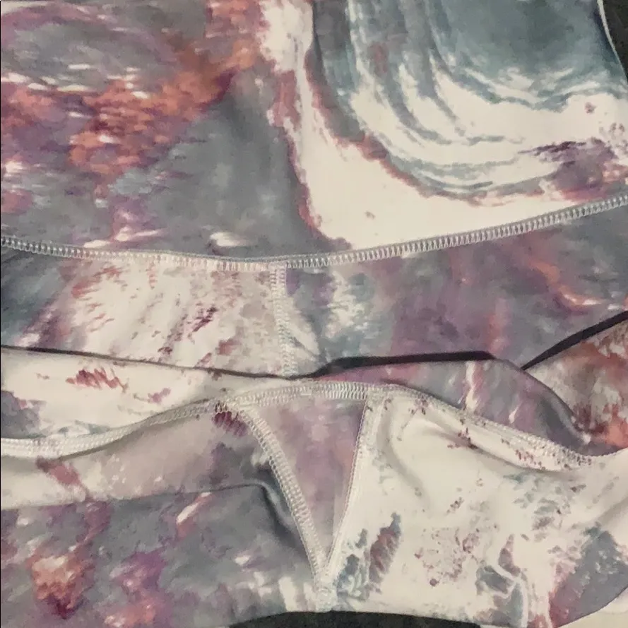 Bin 17 New Fabletics Leggings Marble/Tye Dye Design Size Small - Image 4