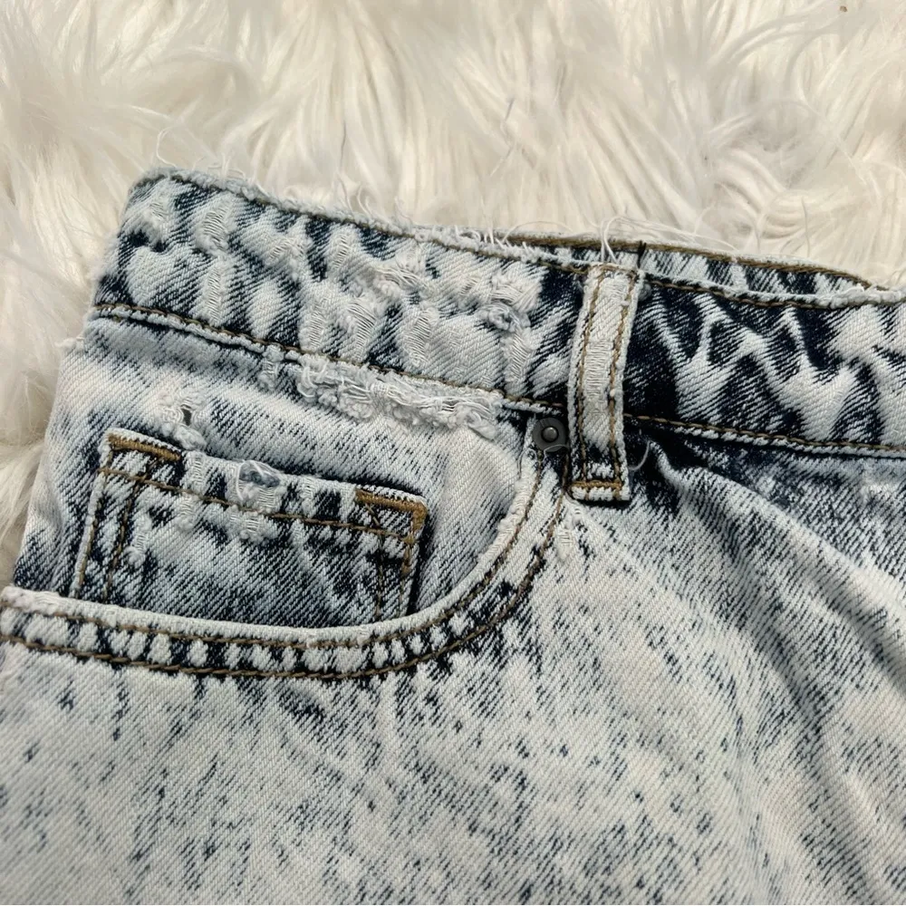BDG Lou Hi-Low Denim High Rise Acid Wash Shorts - Image 5