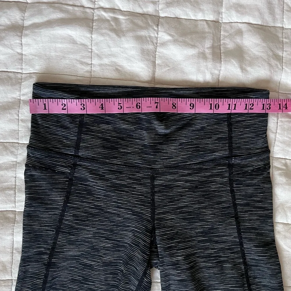 Athleta Energy Power Up Space Dye Grey Athletic Capri Yoga Pants - Small - Image 5