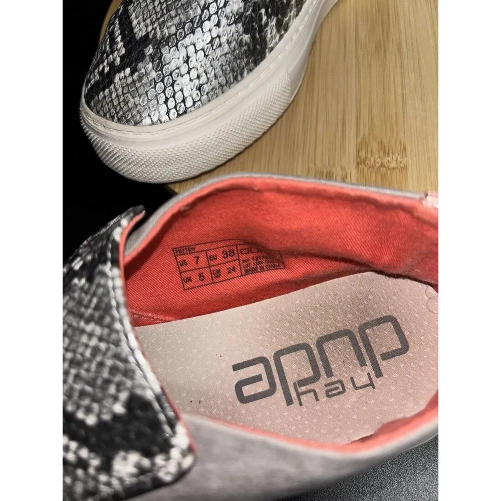 Hey Dude Ladies Peyton Snakeskin Gray Silver Comfort‎ Casual Slip On size 7 * - Image 9