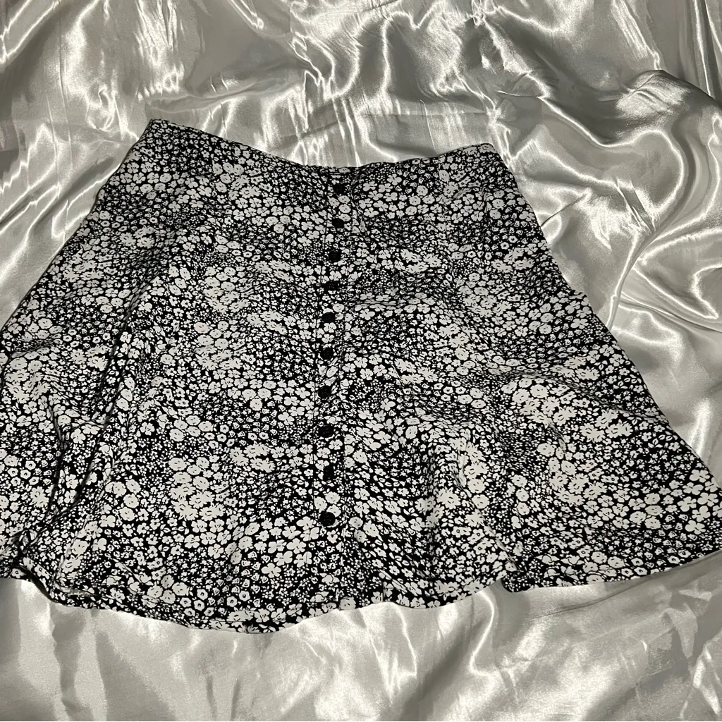 Jasper flowy mini skirt floral print size medium Black - Image 3