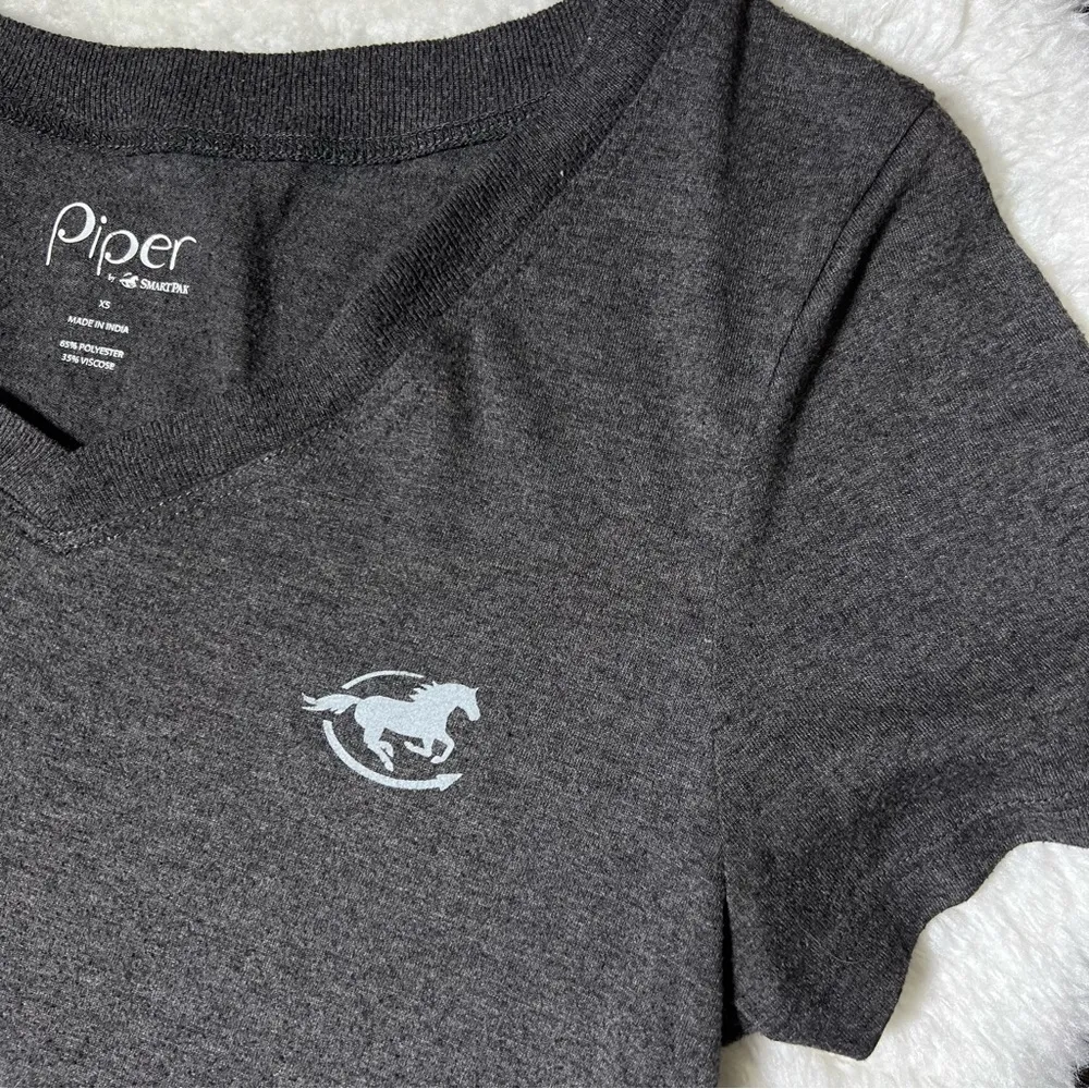 Piper by SmartPak Gray V-Neck Short Sleeve T-Shirt - Image 3