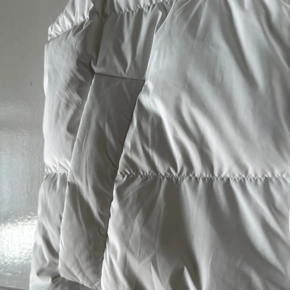 Lululemon White Wunder Puff Cropped Vest with hood - Image 5