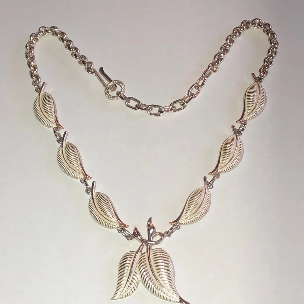 Elegant Vintage Silver Tone Boho Lightweight Leaf Necklace - Image 2
