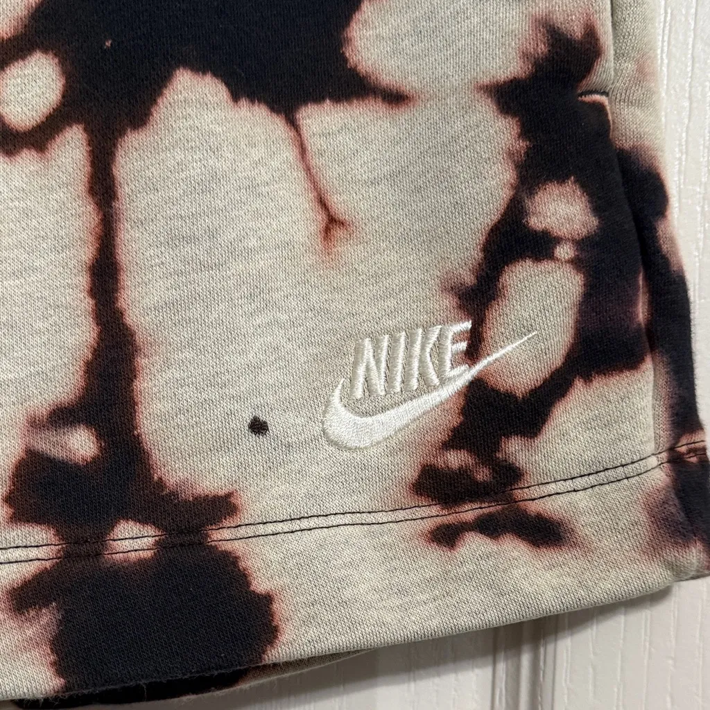 💖 Nike Black & Cream Abstract Pattern Bleach Dye Sweat Shorts - Image 3