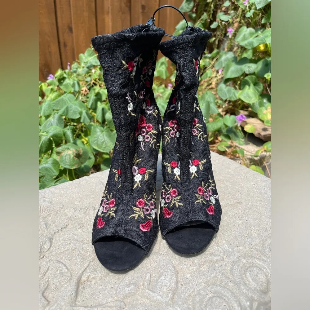 Blue by  Sb-Diem Ankle Bootie Pump Black Lace Floral Size 7 EUC - Image 2