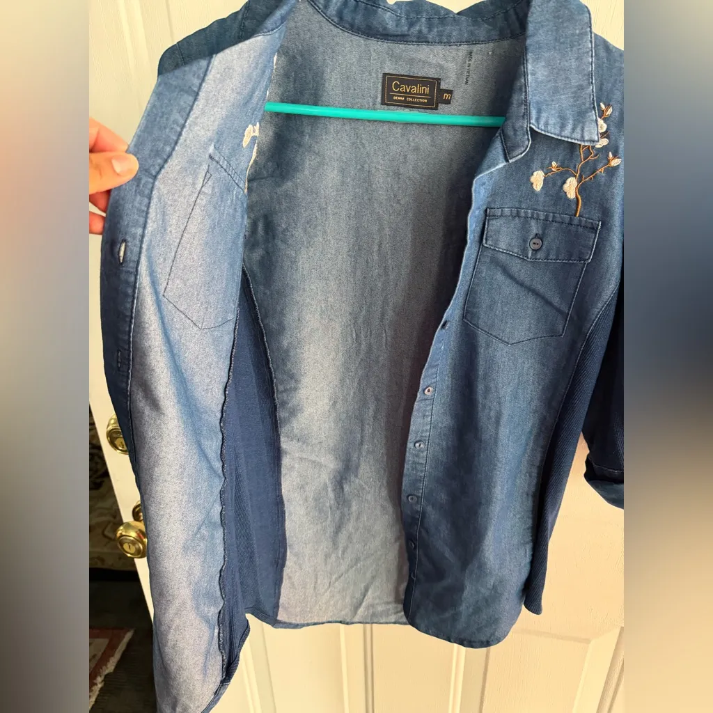 CAVALINI Blouse Denim Button Down Floral Embroidered =SIZE M= NWOT Blue Stretch - Image 8