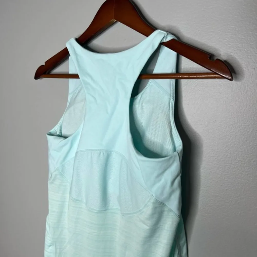 Athleta Daydreamer Support Racerback Tank Top shelf bra UPF 50+ aqua size small - Image 5