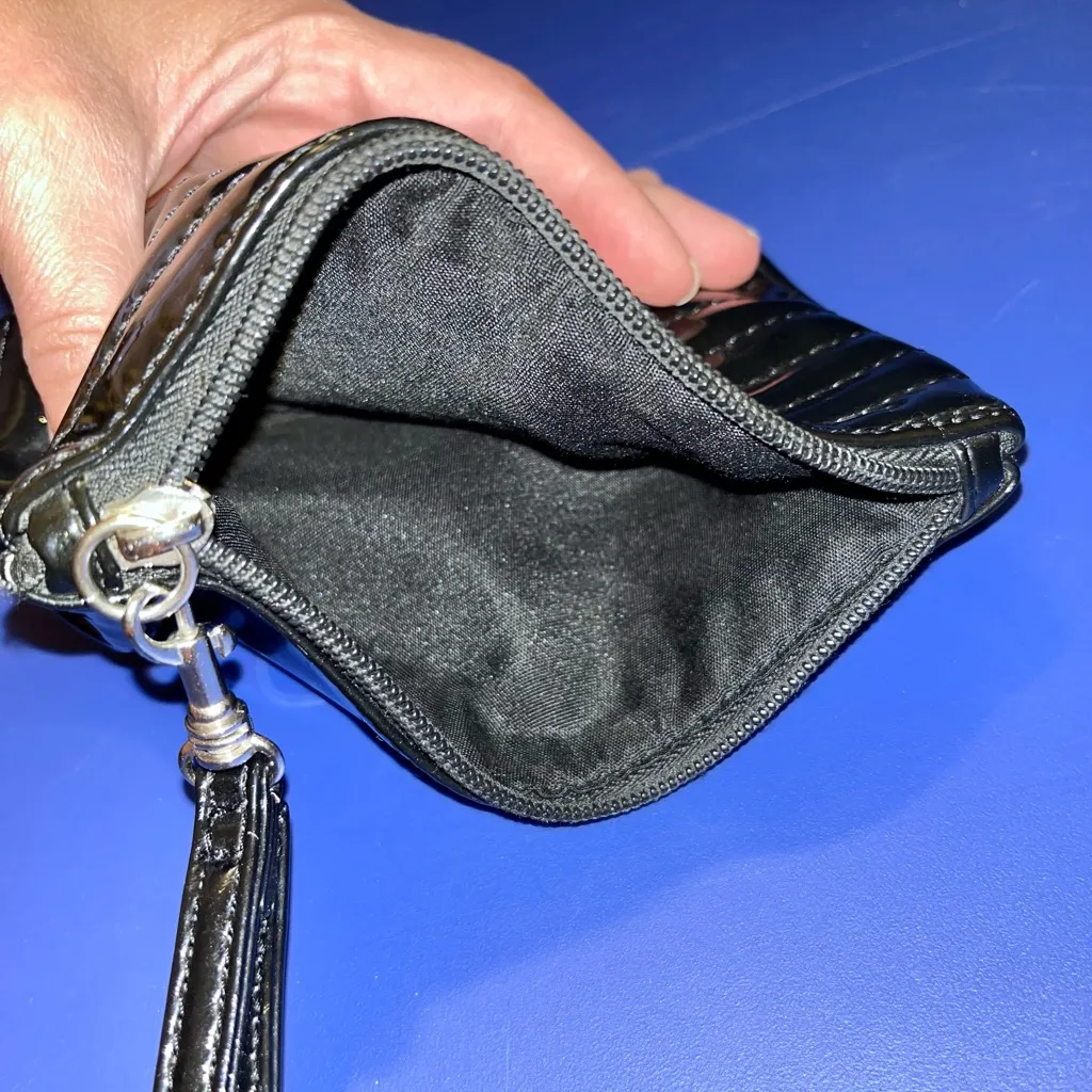 💙 Express Black Patent Wristlet - Image 3