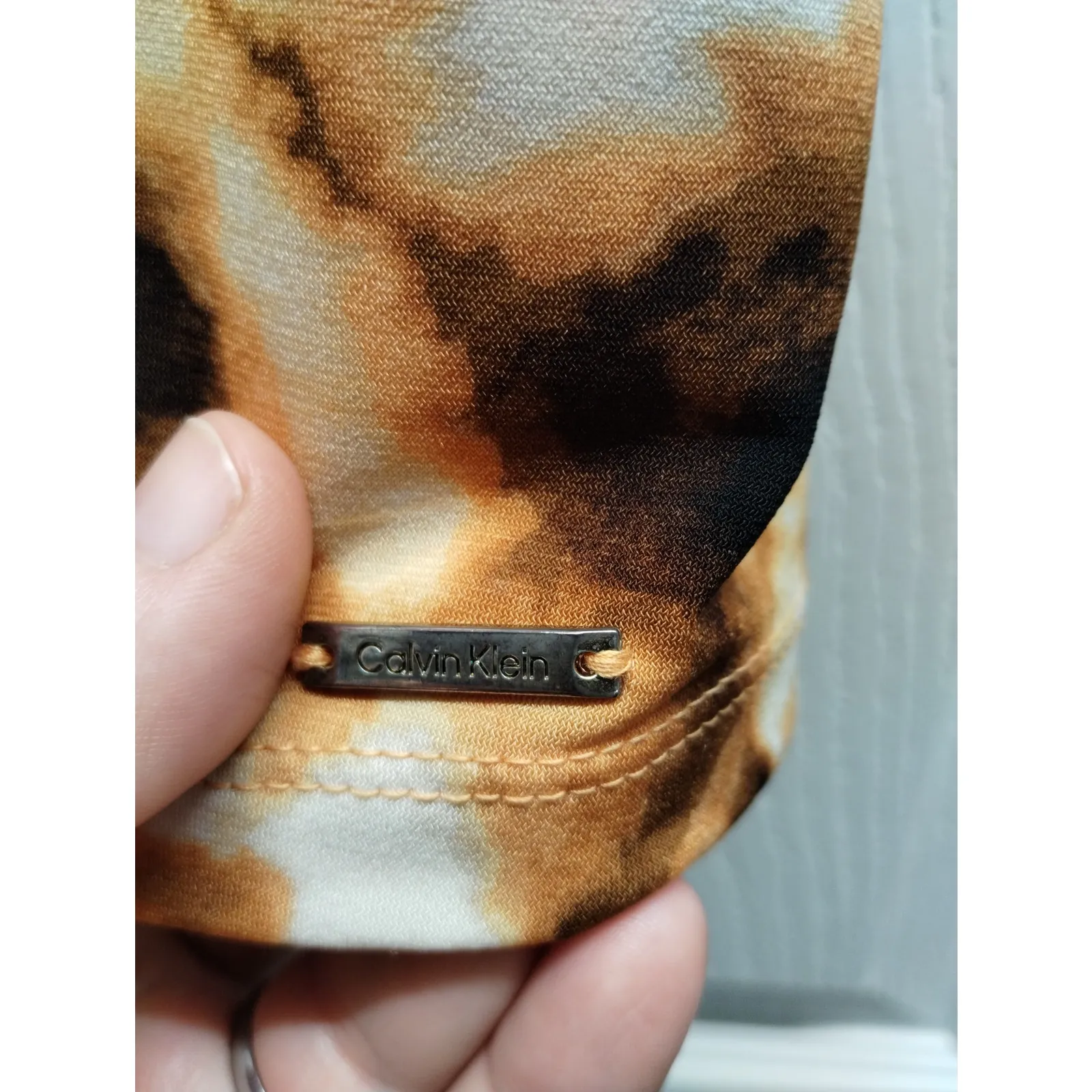 Calvin Klein Women's Size Large Tan White Abstract Artsy V-Neck Sleeveless Top - Image 5