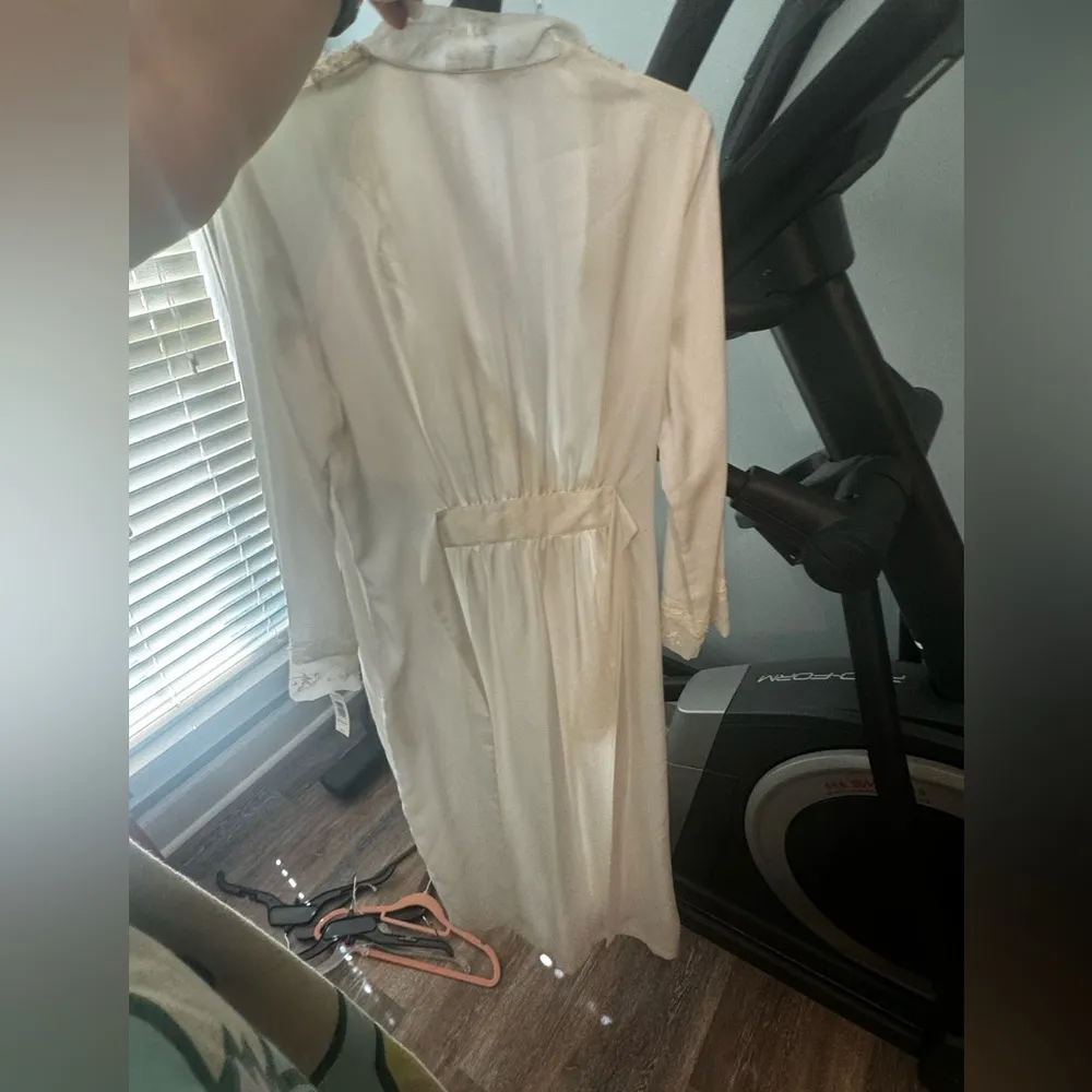 NWT Vintage Parisian Bridal Robe - Image 4