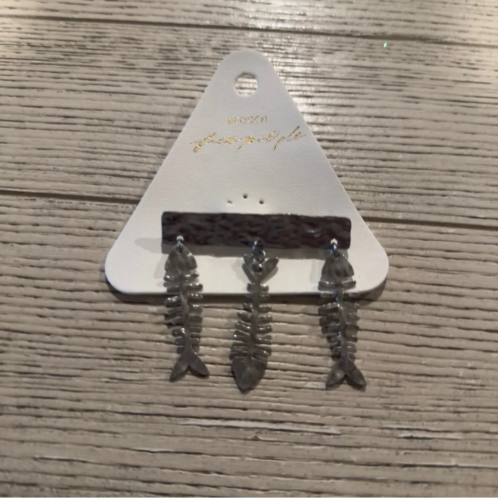 FREE PEOPLE 
Fish Outta Water Brooch - Silver - Image 5