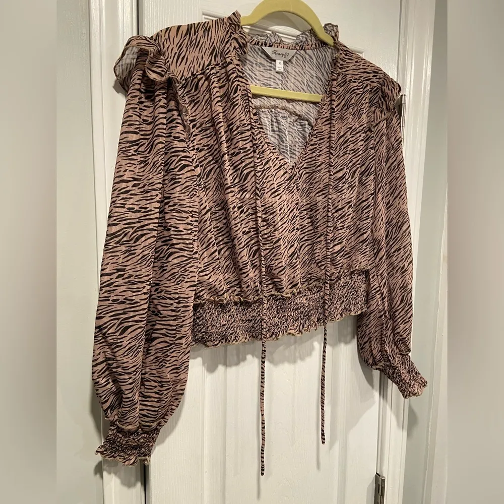 Honey & T Size M Black Tan Tiger Stripe Ruffle Sleeve Tie Neck Smocked Blouse Size M - Image 6