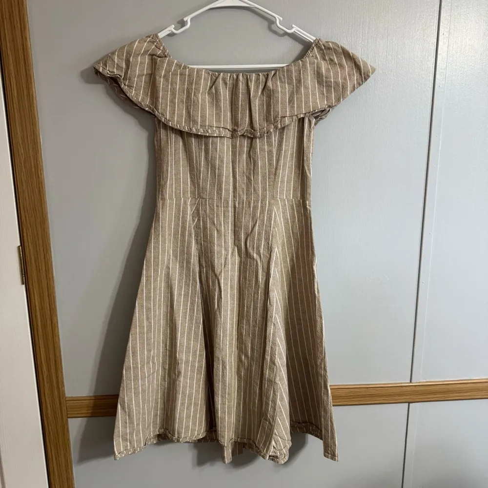 Saks Fifth Avenue Beige and White Striped Dress Size 2 - Image 3