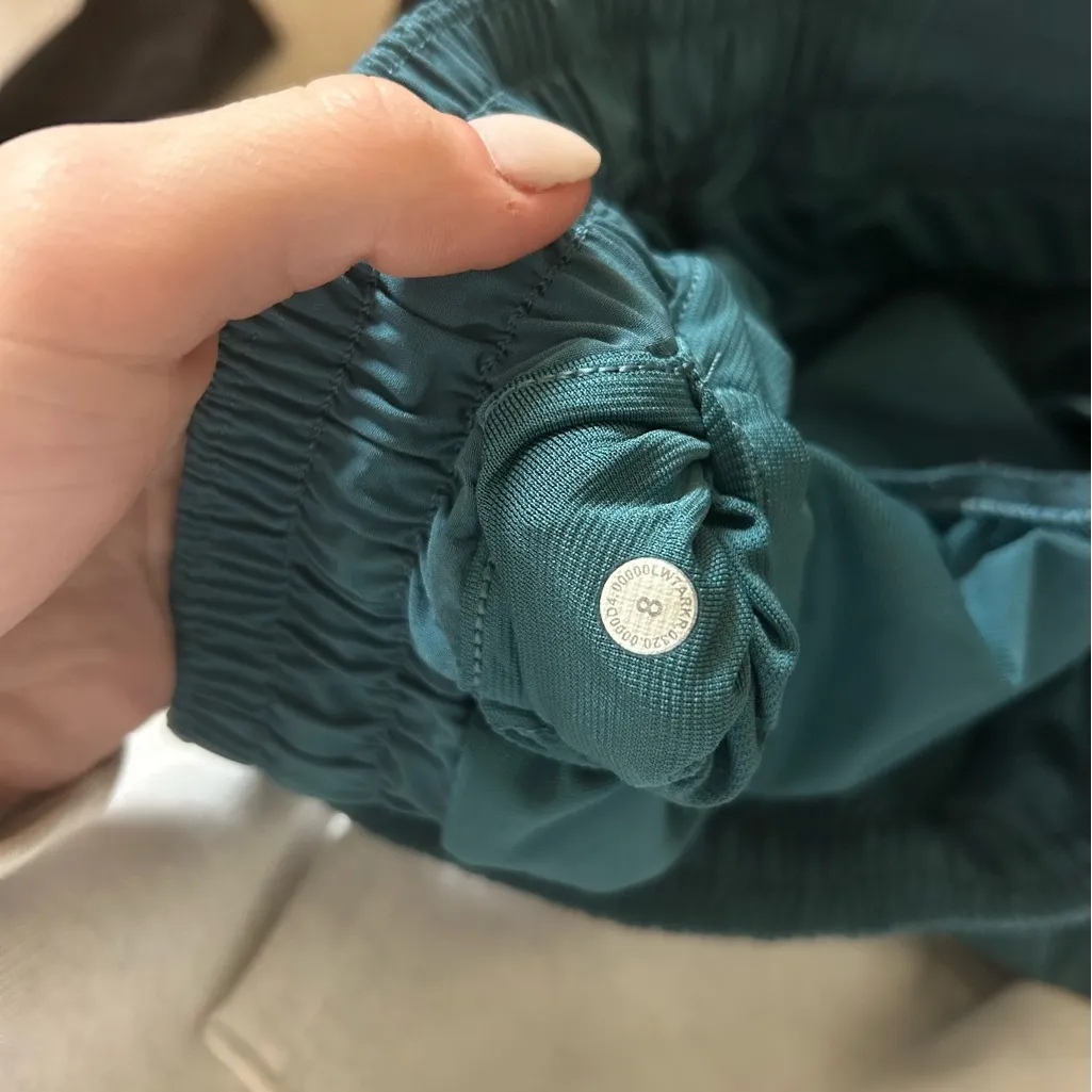 Lululemon Hotty Hot 2.5 inch Shorts Size 8 - Image 3