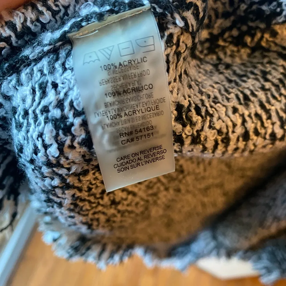 Cozy Black and White Knit Size undefined - Image 3