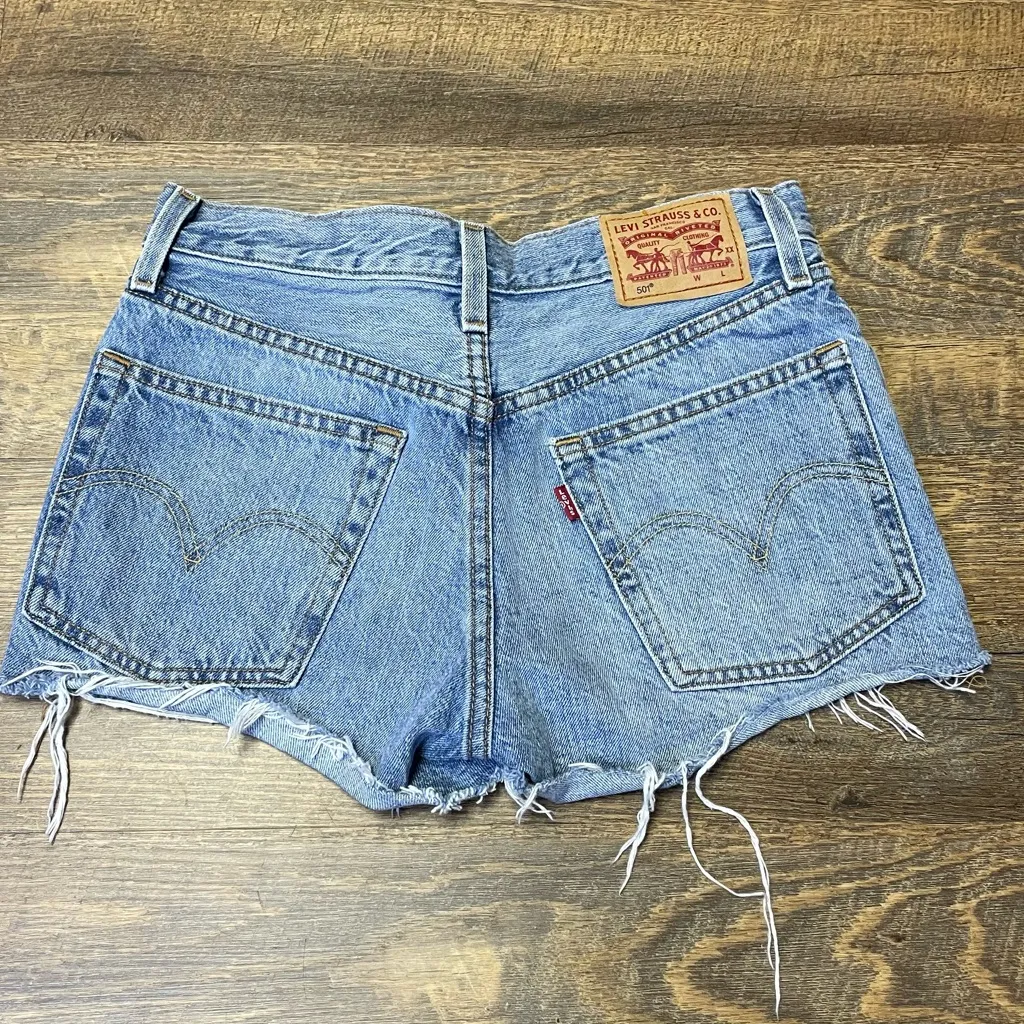 Levi's 501 Denim Cut Off Jean Shorts Women's Size 24 Raw Hem Booty Button Fly - Image 5