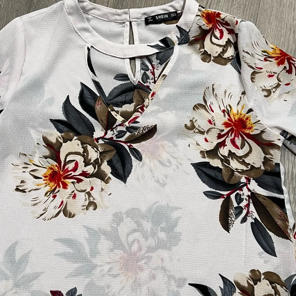 Women’s Shein Small Floral Flower Short Sleeve Top Blouse - Image 2