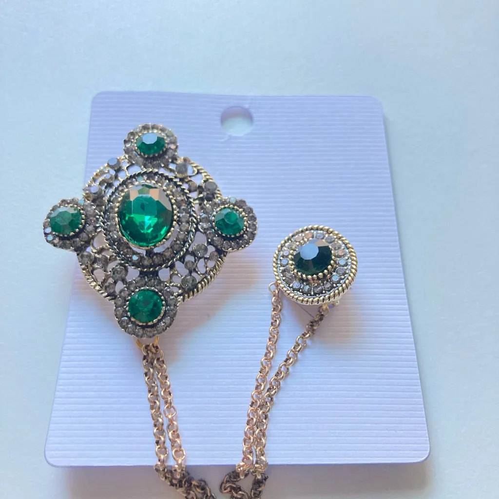 Vintage Baroque Green Crystal Brooch with Chain – Elegant Imitation Gem Pin - Image 2