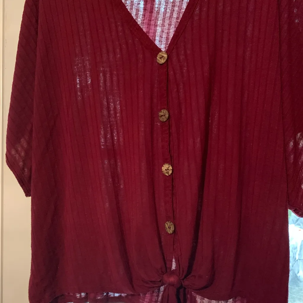 Free Kisses- Womens 2X, burgundy, slouchy top. Short sleeves. Worn once. - Image 3