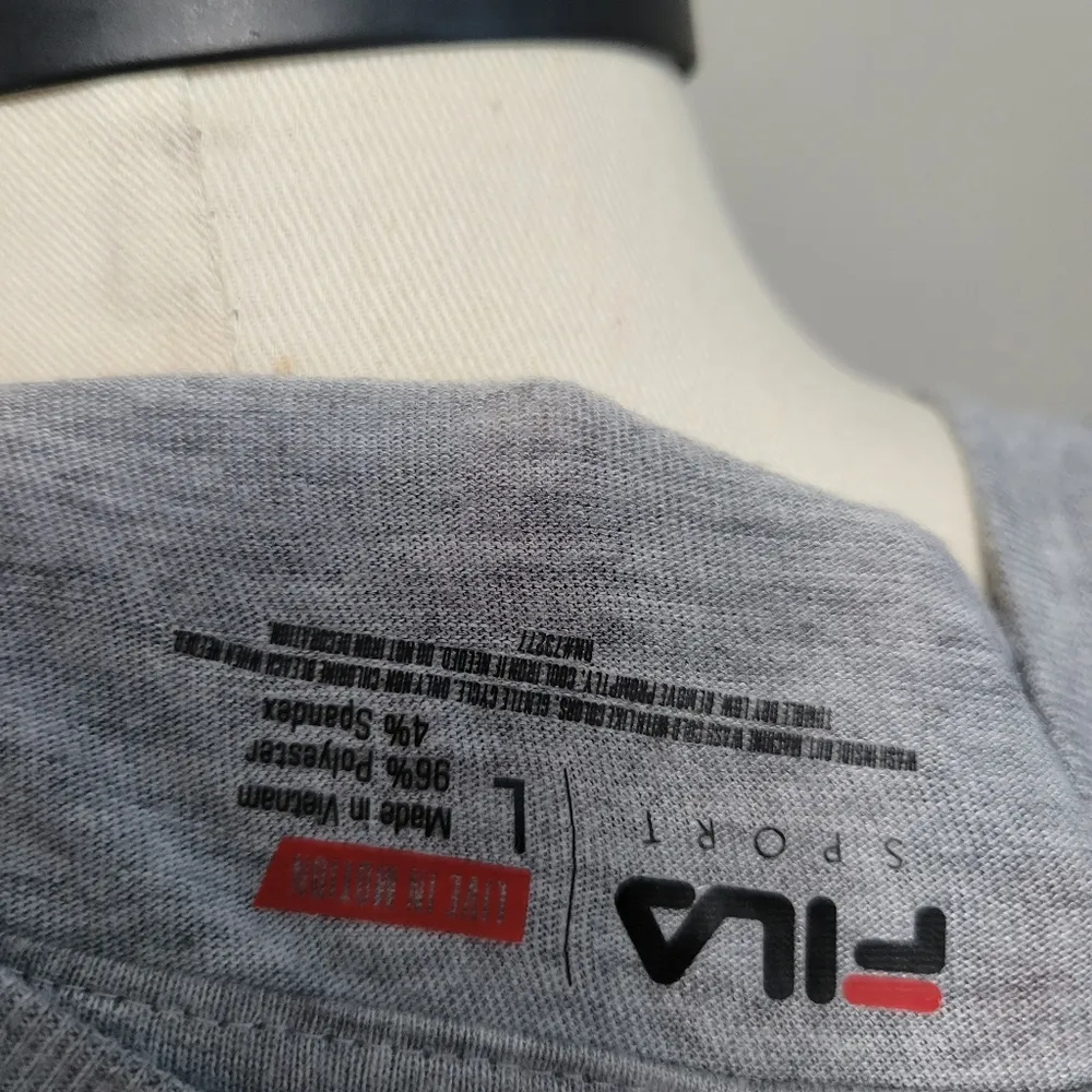Fila gray graphic vneck activewear tee size large - Image 6