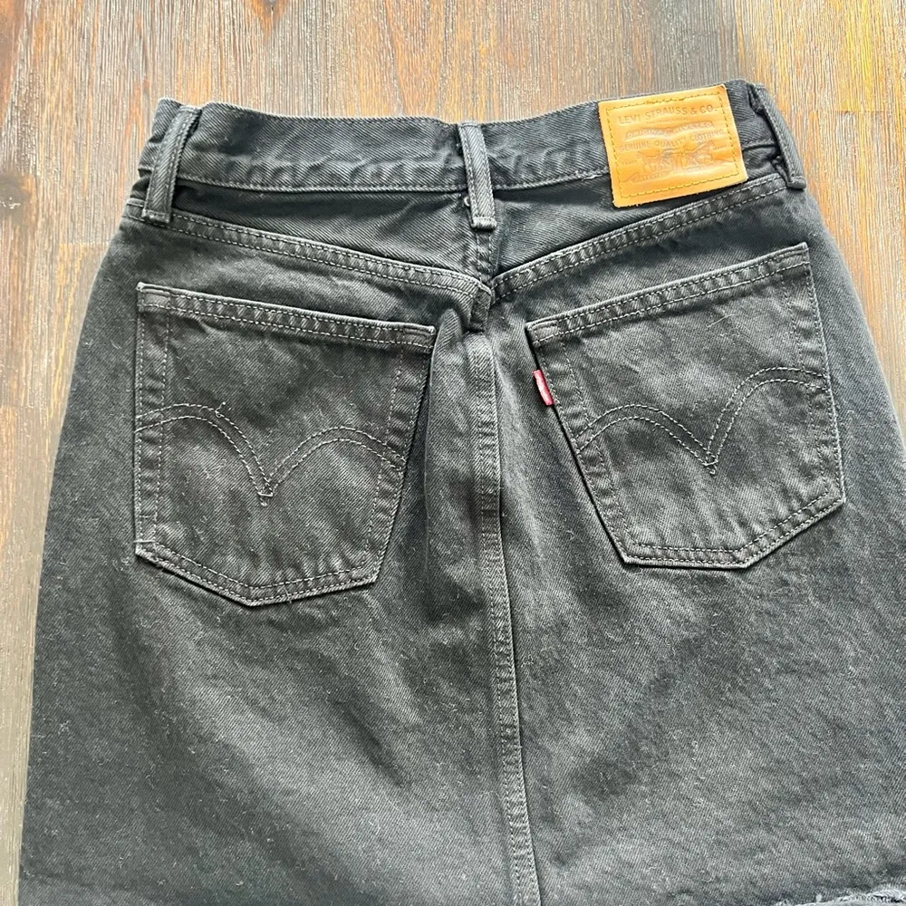 Levi's Black Mini Denim Skirt with Raw Hem Size 24 - Image 4