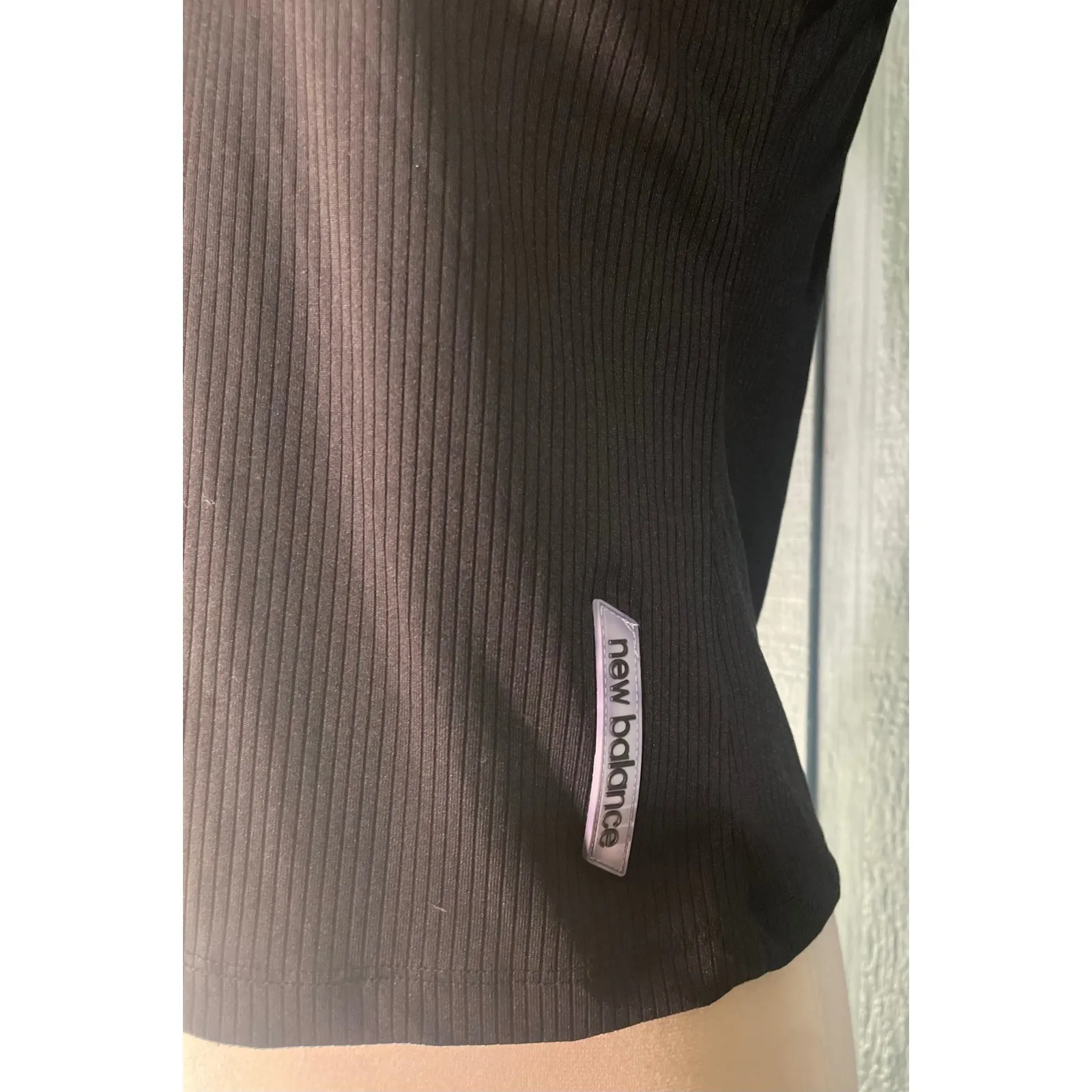 New Balance Women's Black Ribbed Cutout Back Athletic T Shirt Top Size L - Image 4
