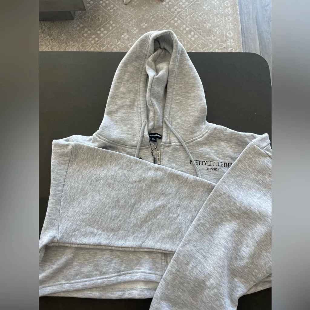 PRETTYLITTLETHING GREY MARL COPYRIGHT GRAPHIC ZIP THROUGH CROPPED HOODIE M - Image 7