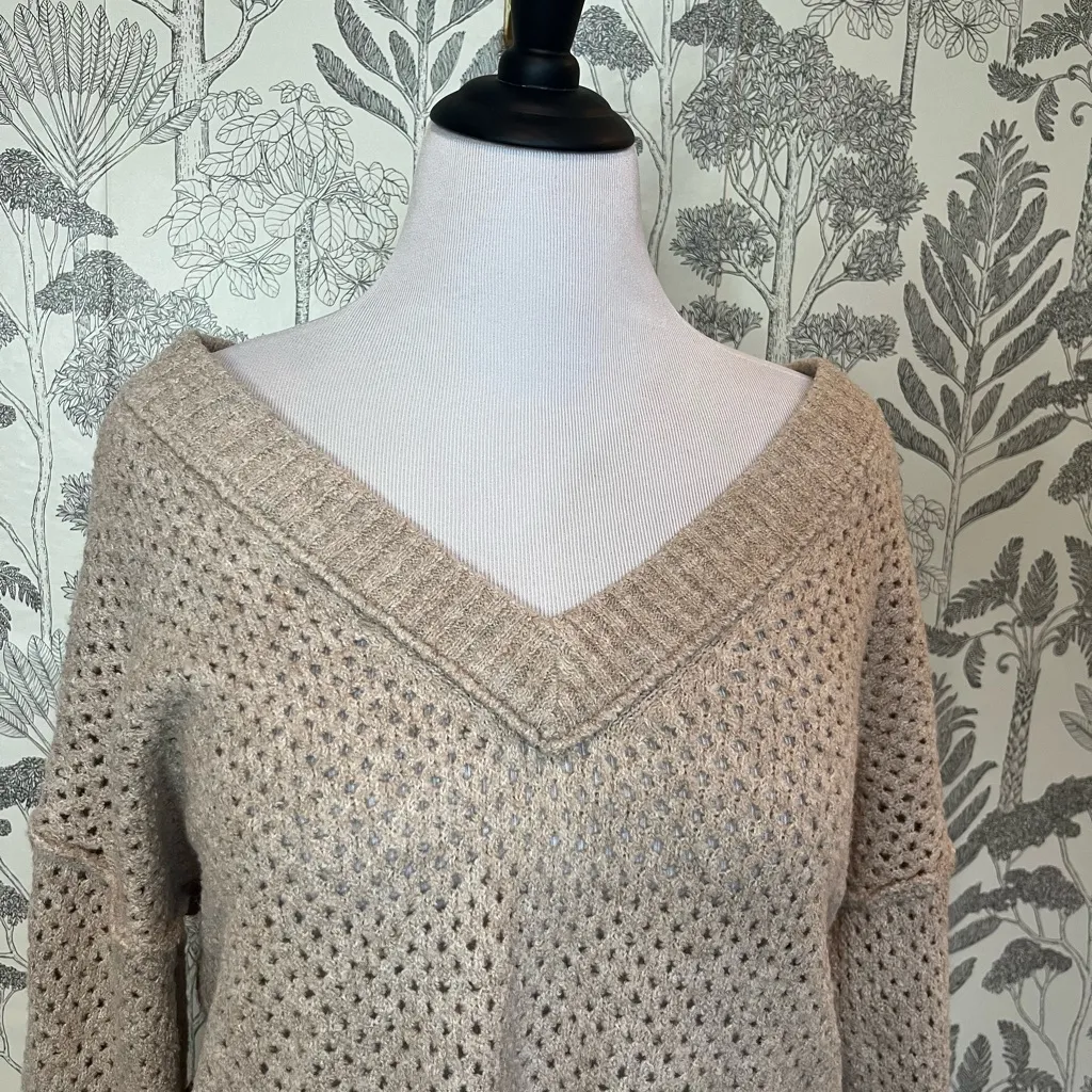 Aerie nwt light beige oatmeal colored v neck perforated sweater sz M - Image 2