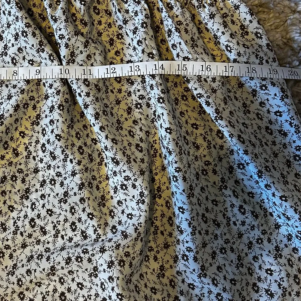 Boutique tank flowy material, no size tag bought as a large - Image 4