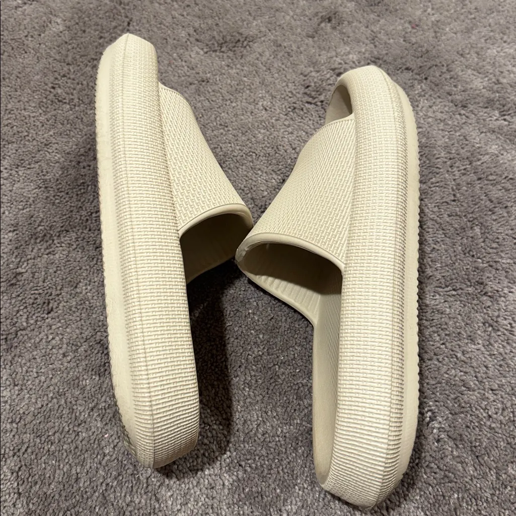 Cushionaire Beige Slides SIZE 10 - Image 6
