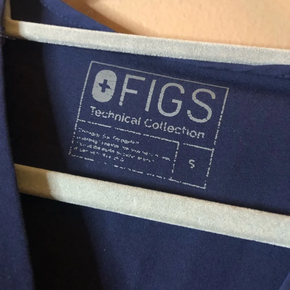 Figs Technical Collection Casma 3 pocket V Neck Scrub Top Blue Small - Image 4