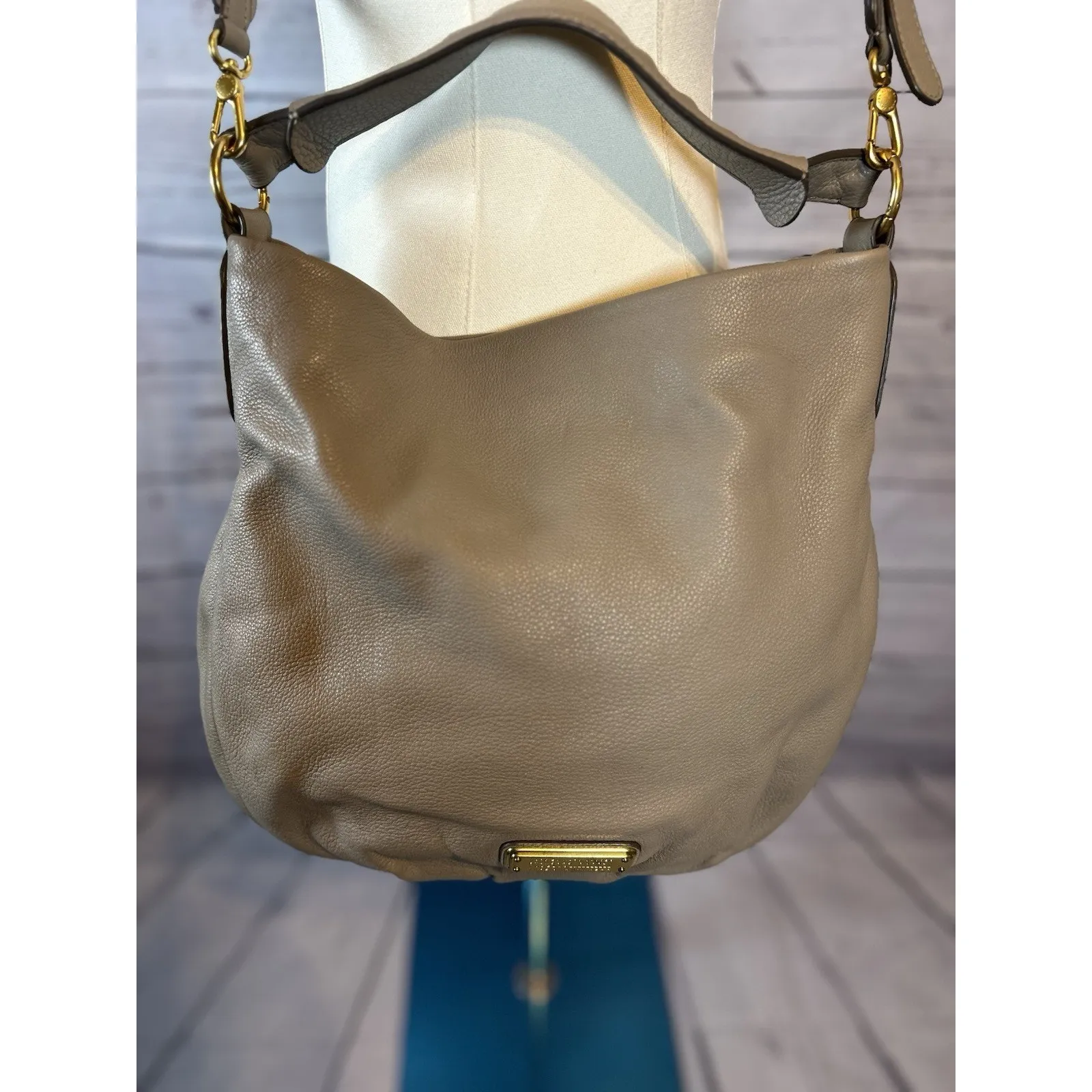 Marc Jacobs Q Hillier Crossbody Hobo Bag Cement Taupe Gray Leather Slouchy - Image 2