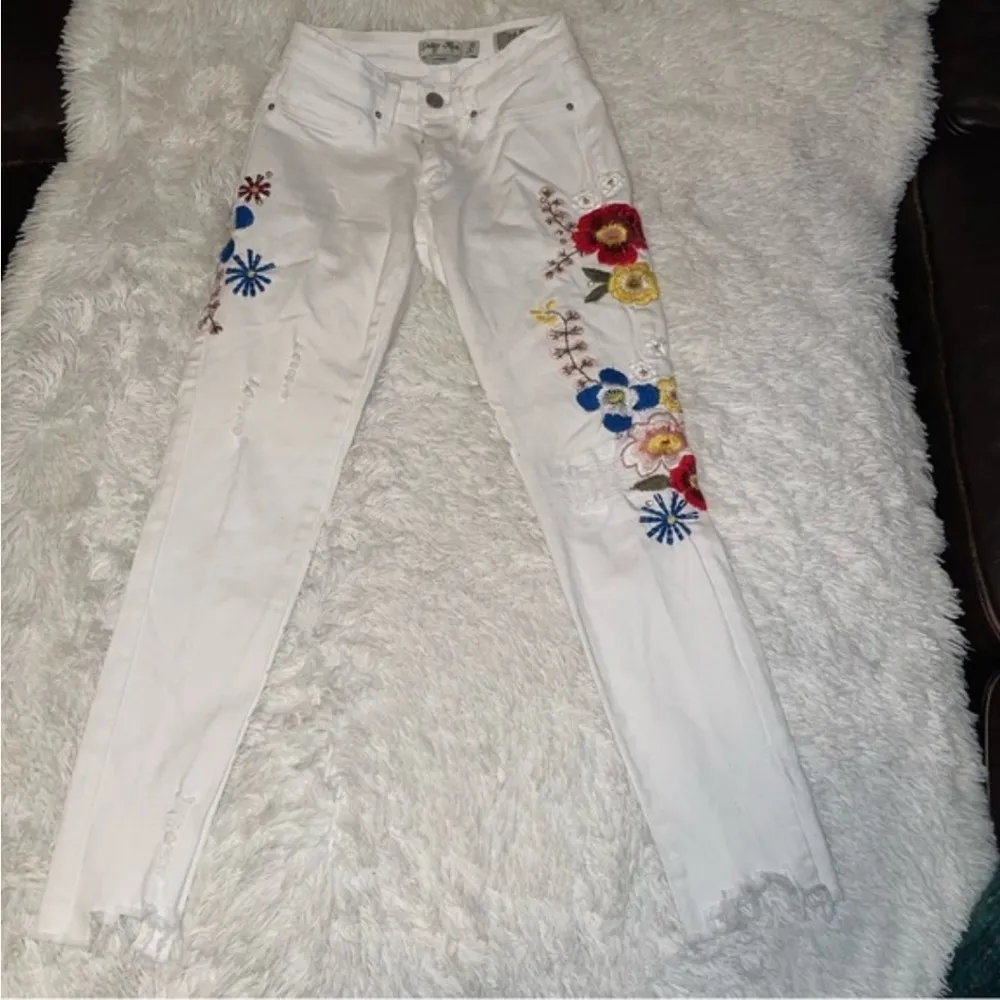 Indigo Rein Women White ankle Jeans size 5/26 Embroidered Flower raw distressed - Image 2