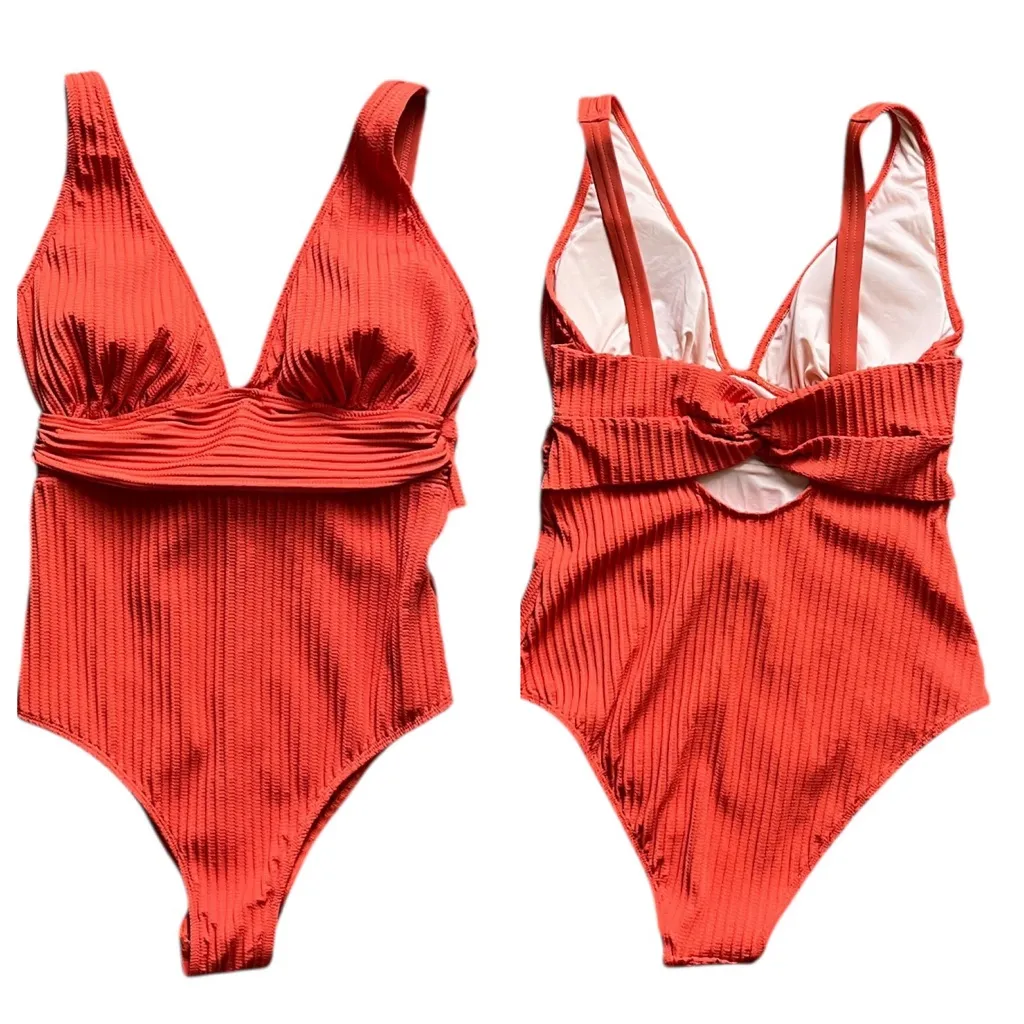 Cupshe Plunging V-neck and a textured, ribbed fabric - Image 2