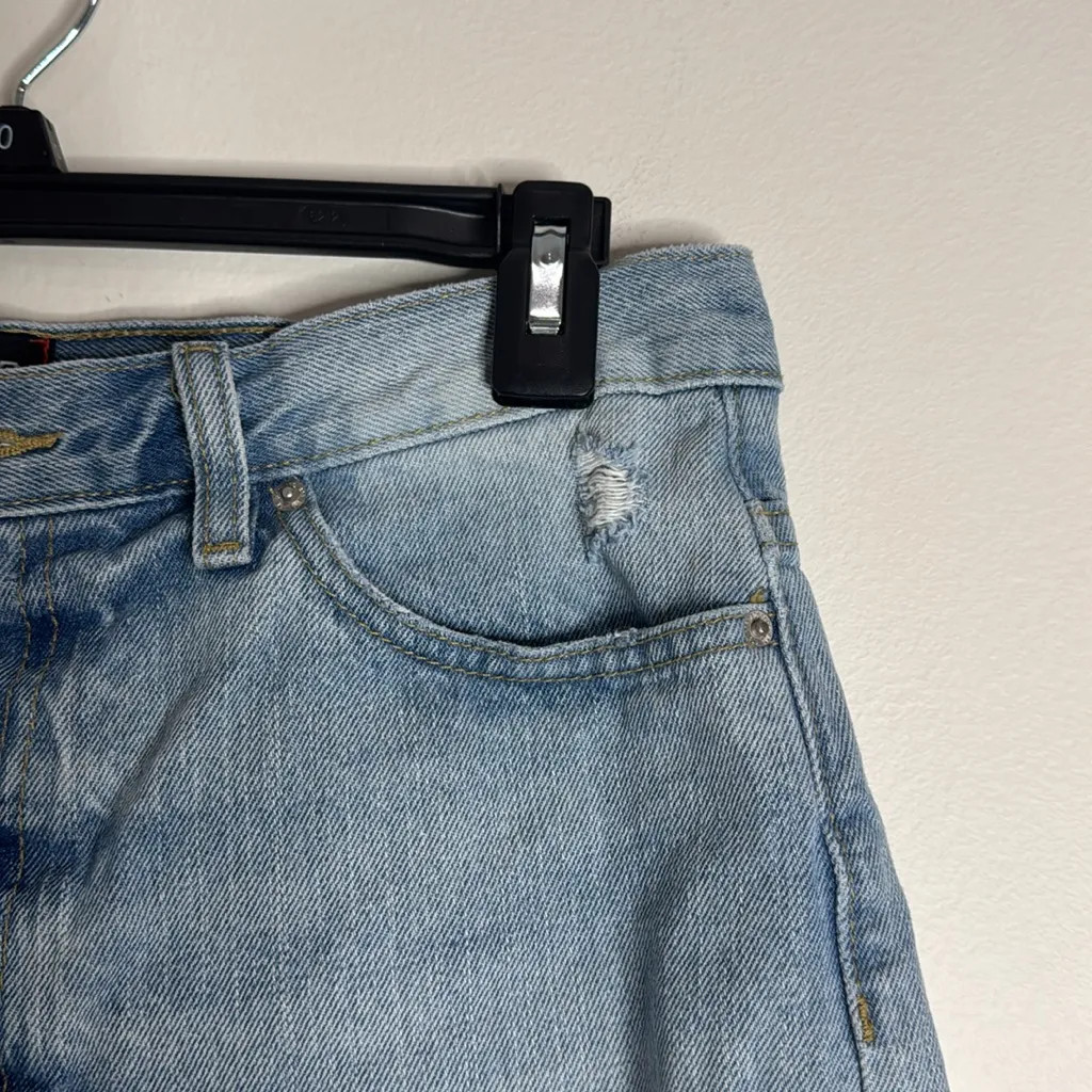 UO BDG GirlFriend High-Rise Raw Hem Light Blue Jean Shorts Distressed size 29 - Image 4