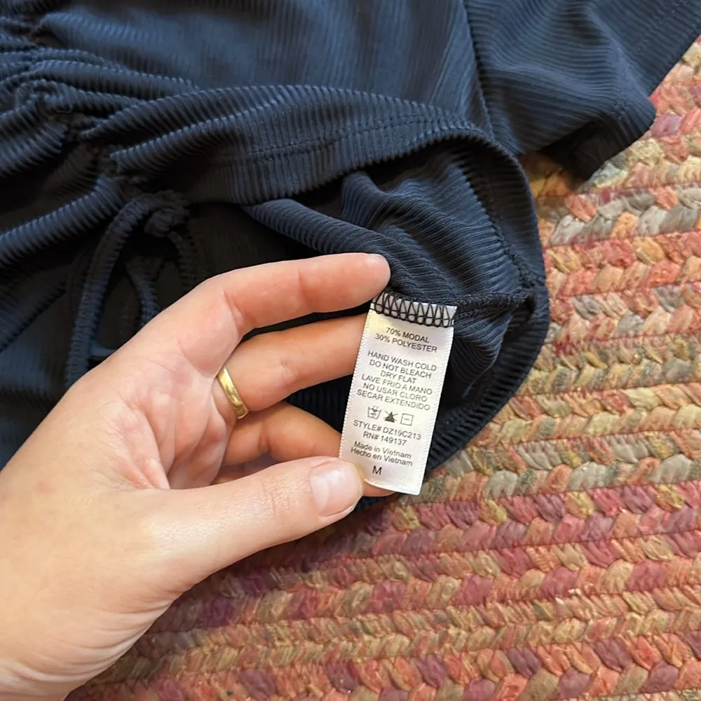 STELLA LAGUNA BEACH BLACK RIBBED MODAL RUCHED TEE - Image 4