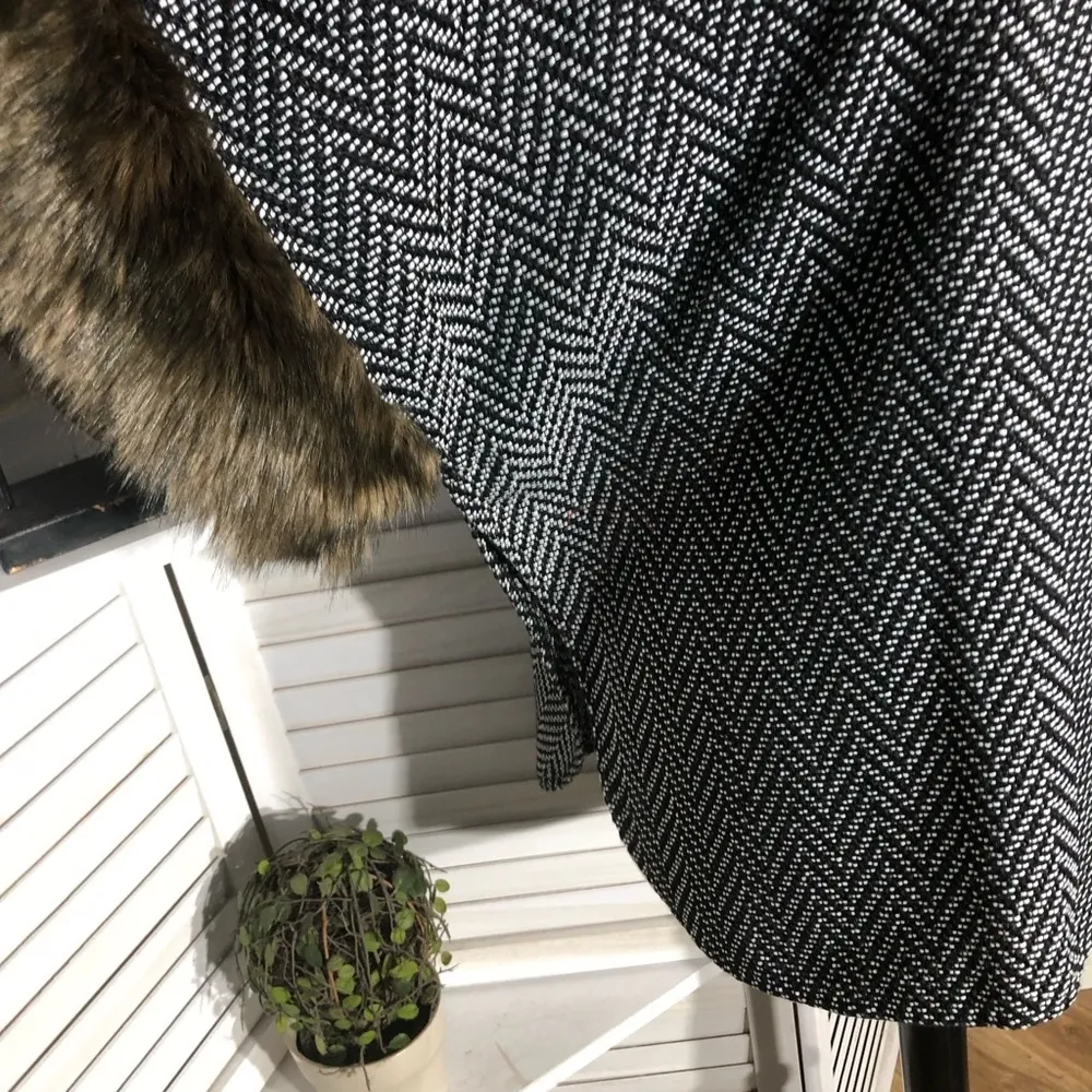 Tashon Poncho Chevron Faux Fur Trim Black/White OS Black Size undefined - Image 9