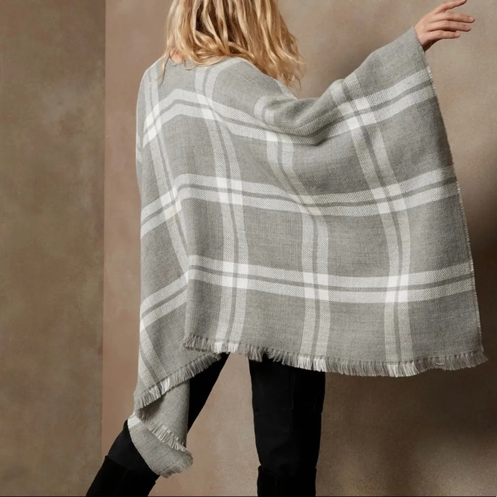 Banana Republic Poncho #103 - Image 3