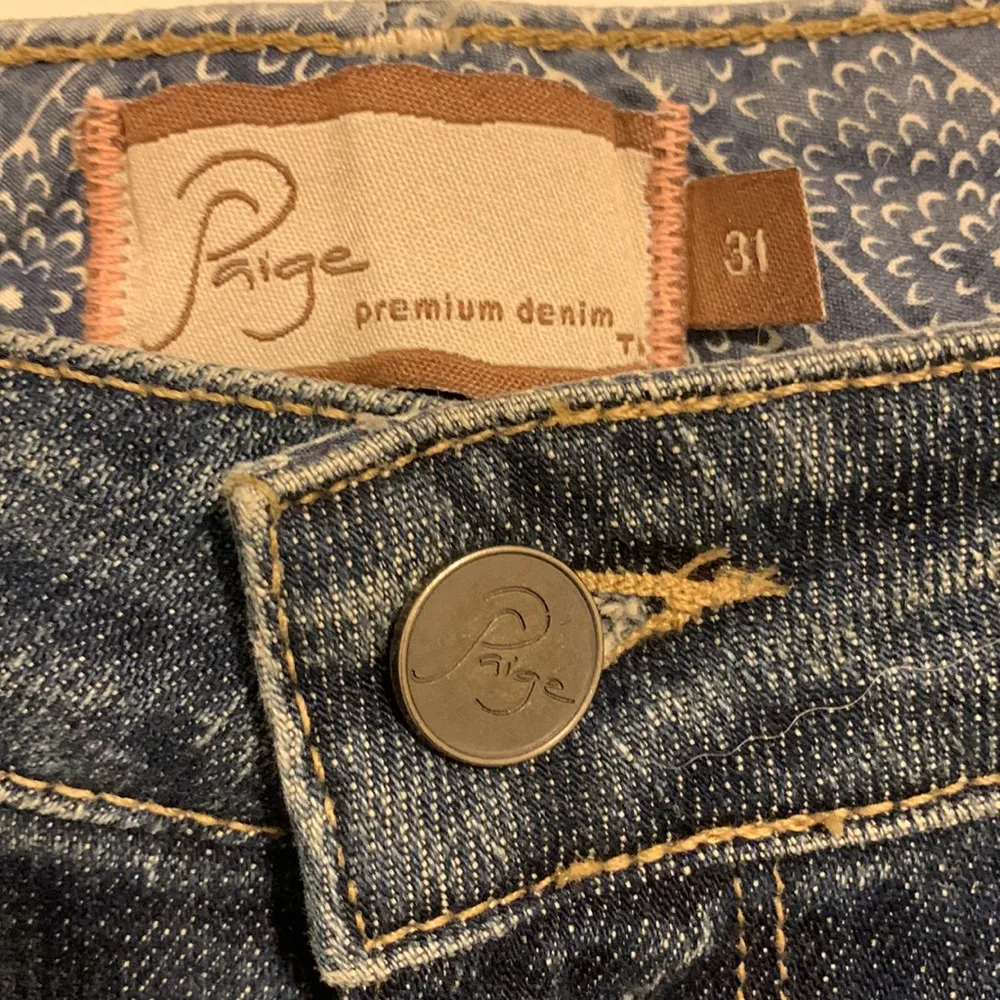 PAIGE JEANS SIZE 31 LOW RISE FLARE LEG
EXCELLENT CONDITION - Image 2