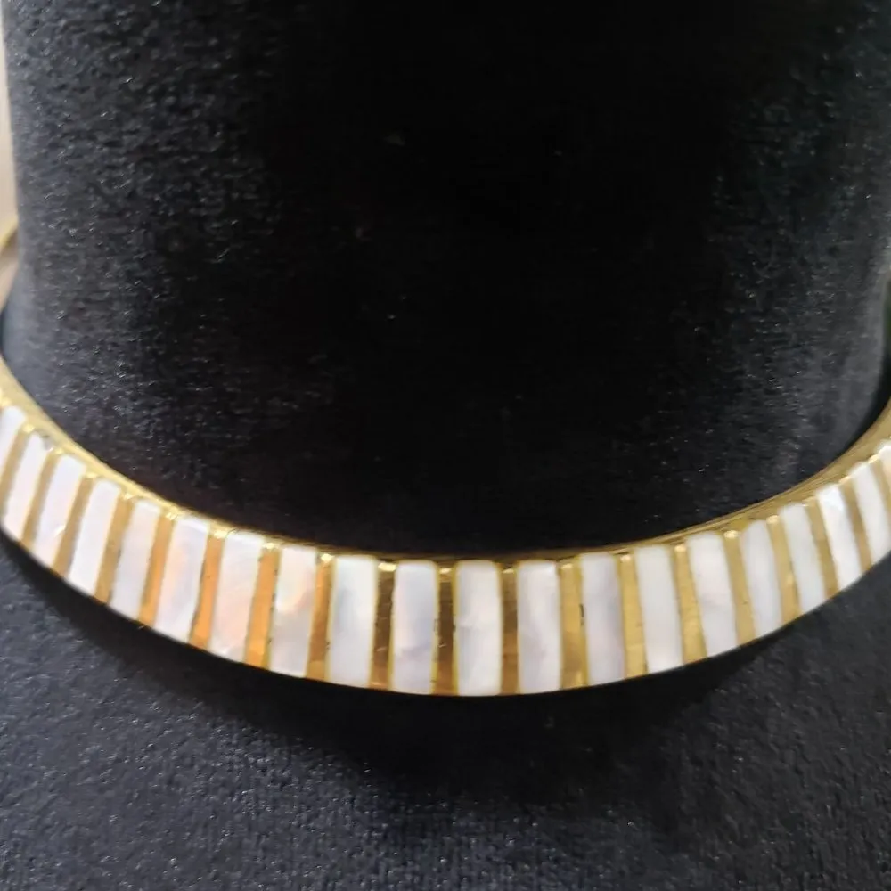 Women Fashion White Shell Inlay Brass Tone Choker Necklace - Image 4