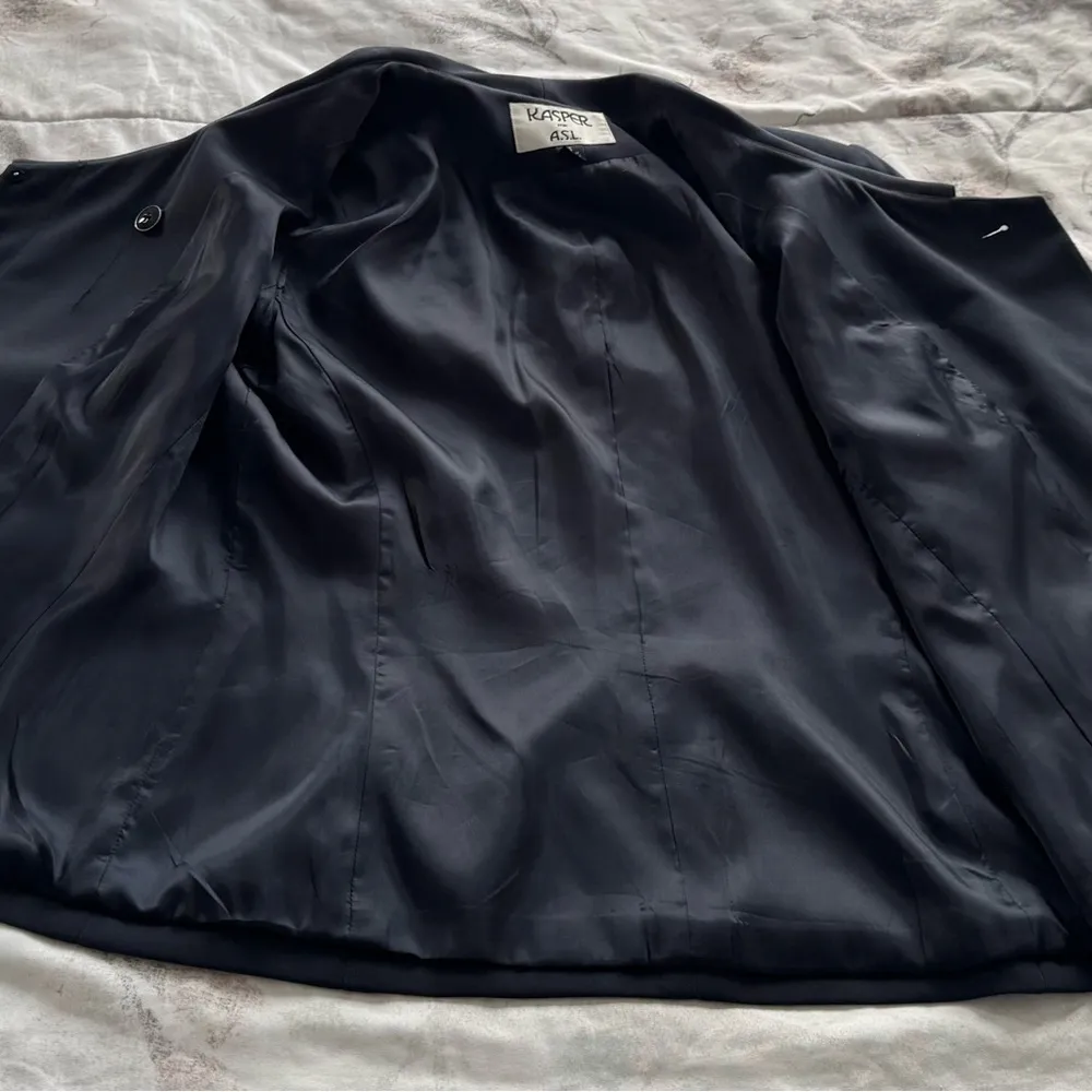 Kasper for ASL navy blue knee length Skirt Suit, size 6 collar details office Black - Image 5